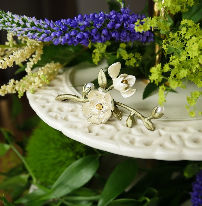 Botanical Jewellery Magnolia Pin